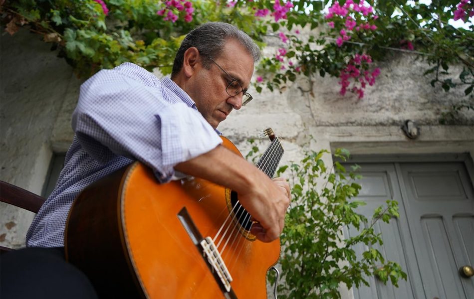 mario_gullo_con_chitarra_spezzano